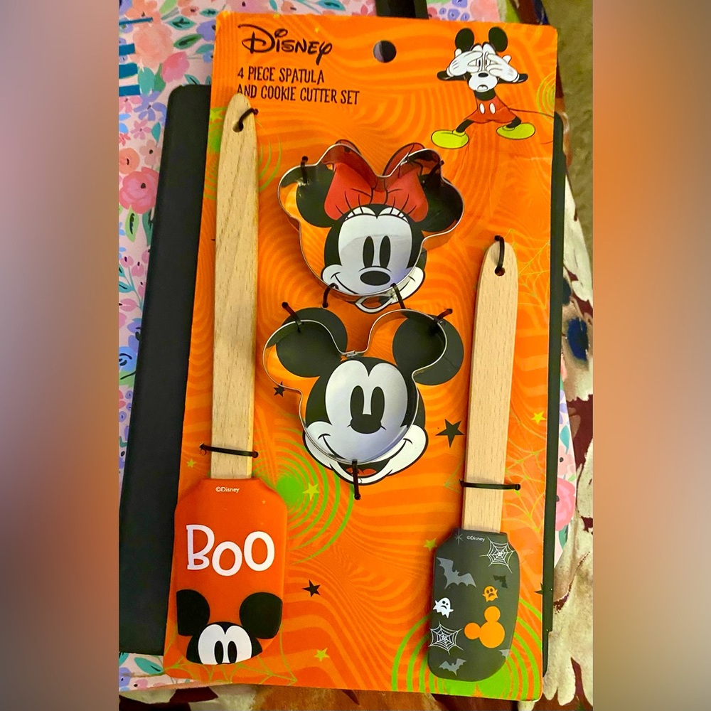 Disney Halloween 4 Piece Spatula & Cookie Cutter Set New